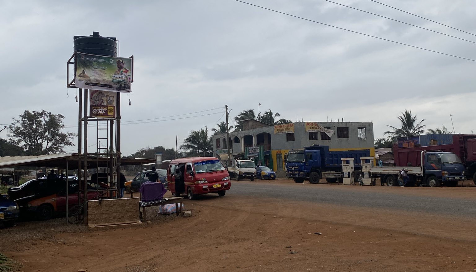 Das ist die Straßenkreuzung in der Mitte des Dorfes Eine Straßenkreuzung