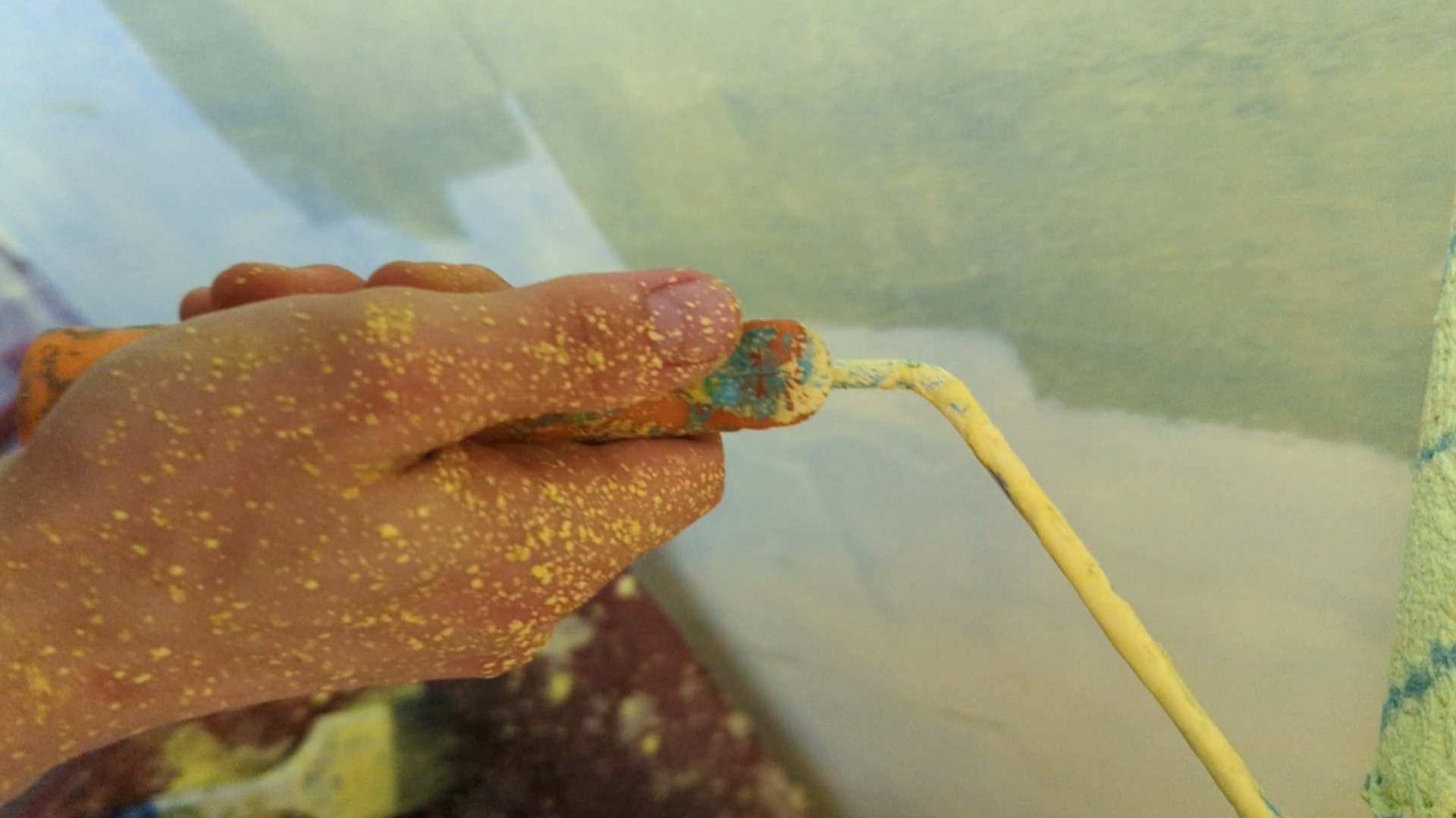 Alles so schön Gelb Eine Hand die mit Farbe voll ist