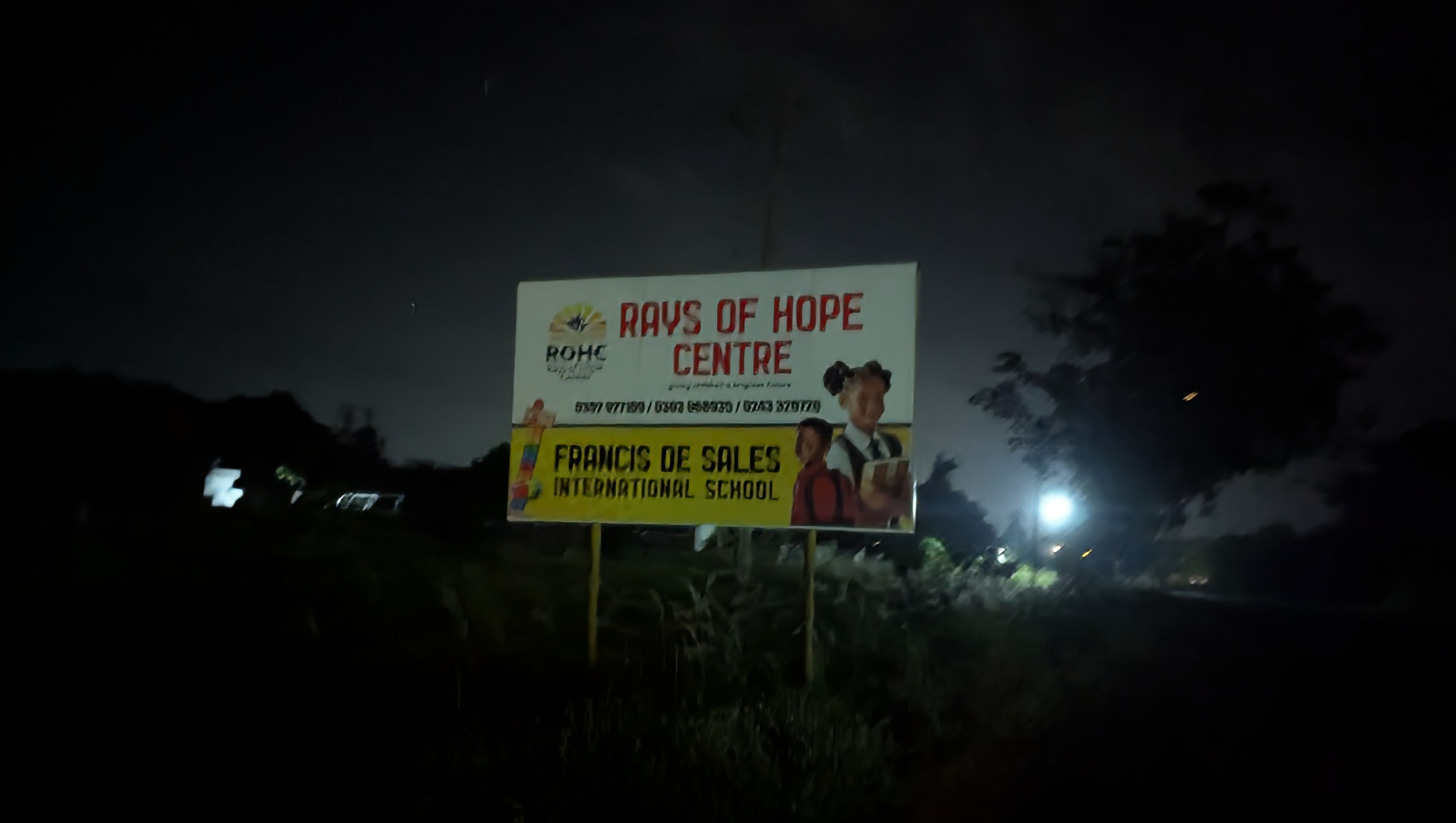 Das Rays of Hope Center ist unser zuhause für das nächste Jahr Ein Schild vom rays of Hope Center