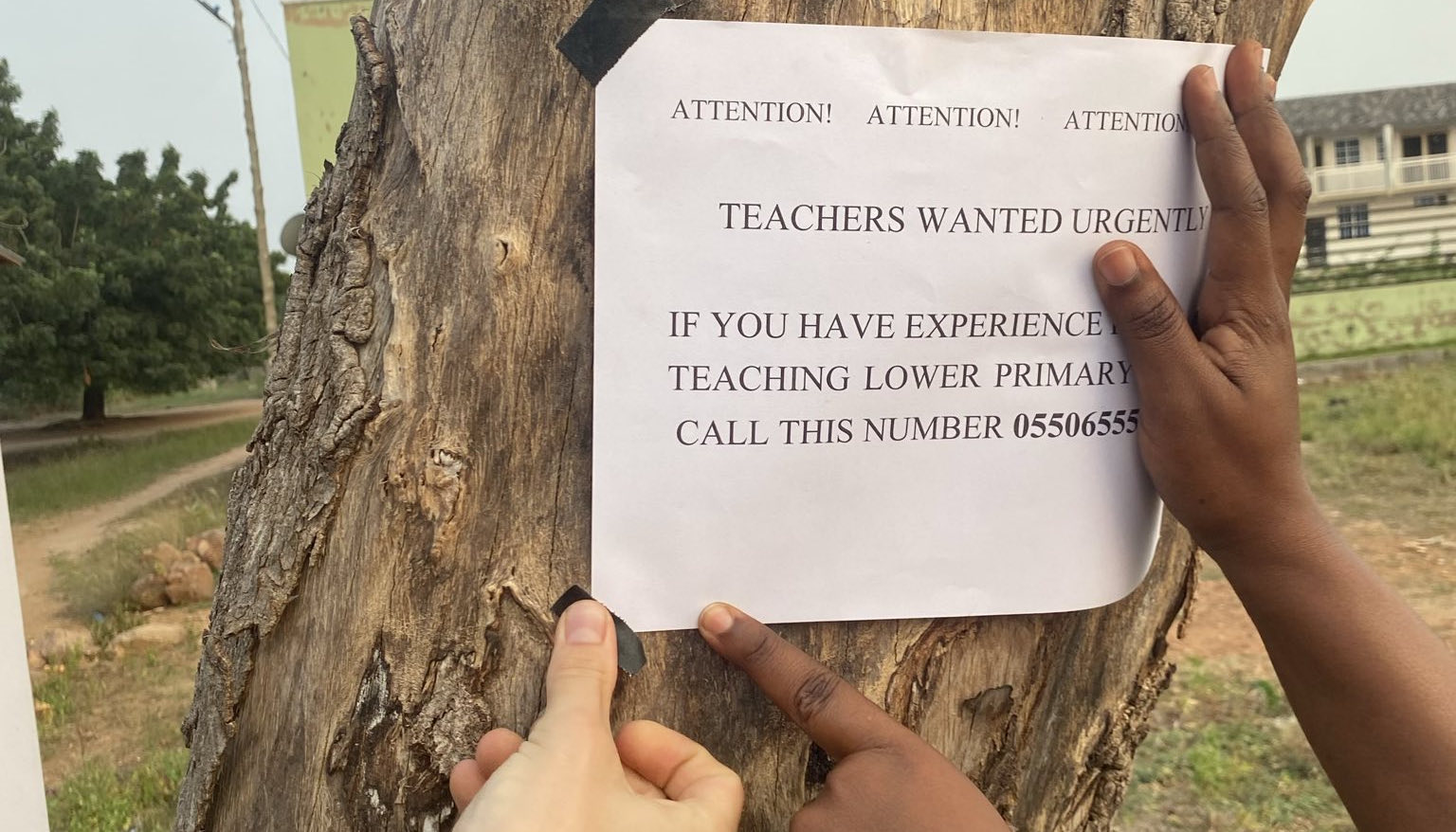Es werden dringend Lehrer benötigt Ein Schild wo Lehrer gesucht werden