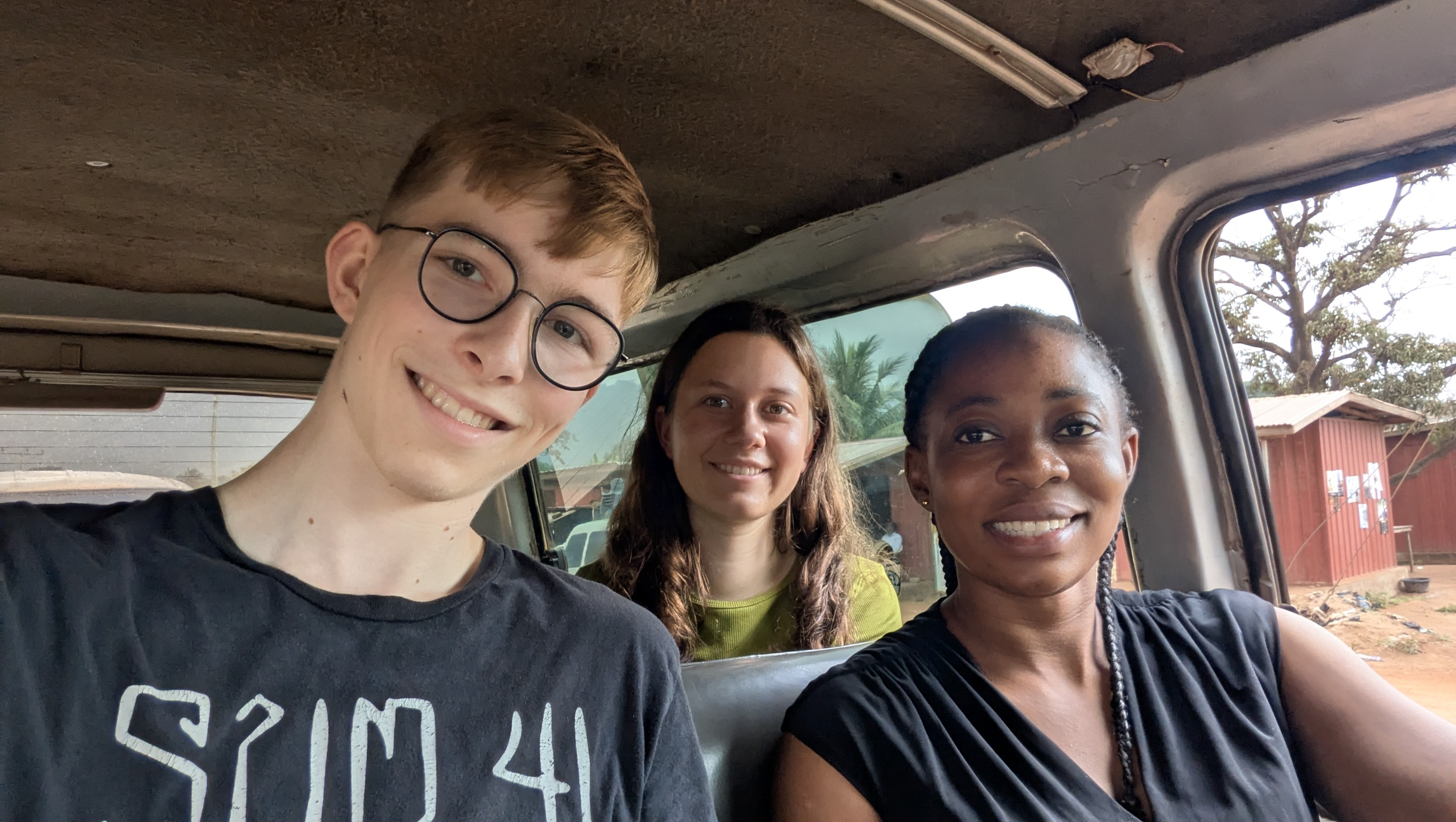 Unsere erste TroTro fahrt Charlotte, Sister Portia und Johann in einem TroTro